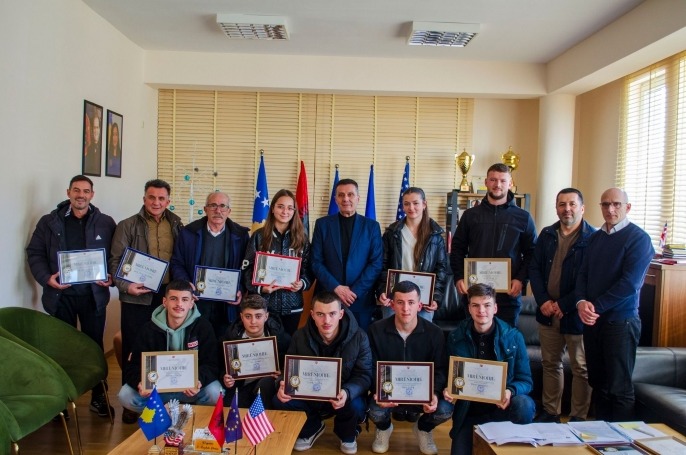 Kryetari Shehu ndan&euml; mir&euml;njohje p&euml;r trajner&euml;t dhe nx&euml;n&euml;sit p&euml;r arritjet e tyre n&euml; fush&euml;n e sportit