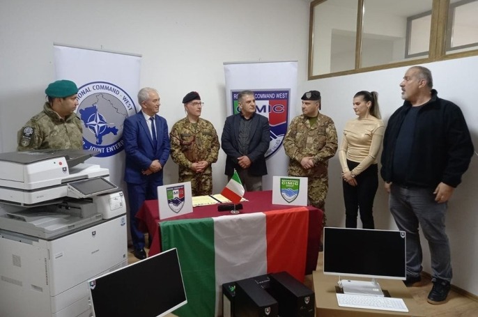 KFOR-i Italian dhuron pajisje teknologjike p&euml;r bibliotekat e Komun&euml;s s&euml; Dragashit
