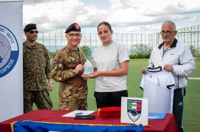 KFOR-i dhuron komplete futbolli ekipit t&euml; femrave t&euml; De&ccedil;anit