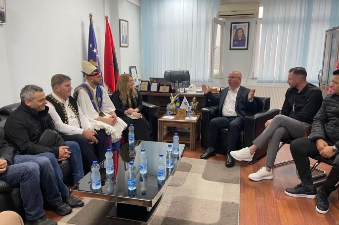 Kryetari Latifi priti n&euml; vizit&euml; an&euml;tar&euml;t e Ansamblit &ccedil;am "Mall p&euml;r &Ccedil;am&euml;rin&euml;"
