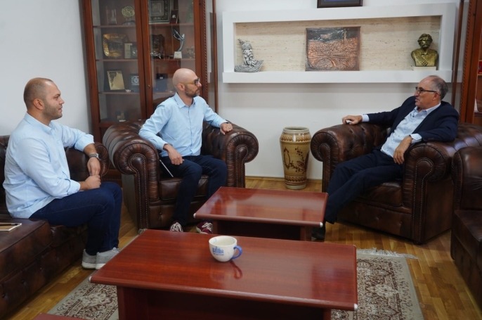 Kryetari Totaj priti n&euml; takim Jeffrey Bargiel nga programi YTILI