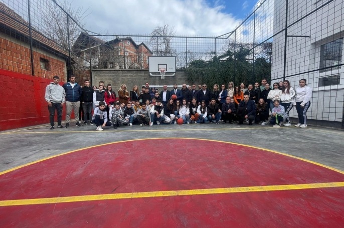 P&euml;rurohet fusha sportive n&euml; shkoll&euml;n &ldquo;G&euml;zim Hamza-Piktori&rdquo; n&euml; Rahovec