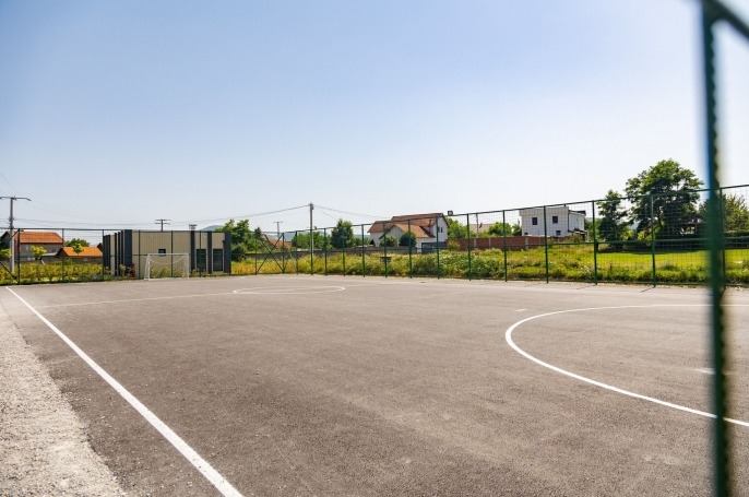 Realizohet projekti i nd&euml;rtimit t&euml; fush&euml;s sportive n&euml; T&euml;rstenik