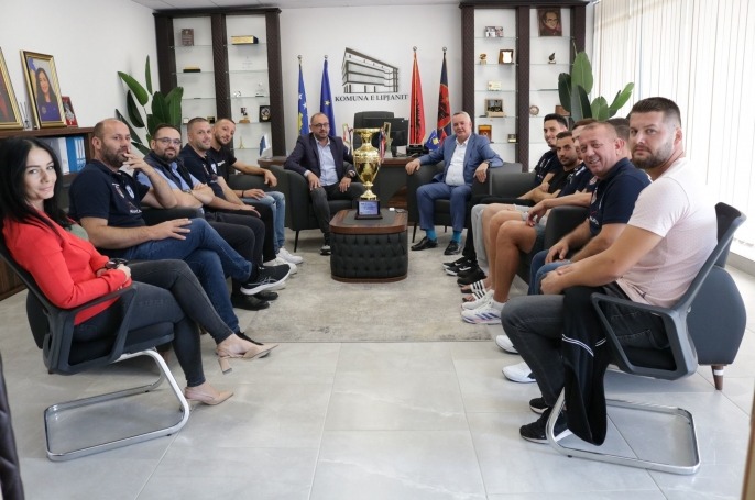 Kryetari Ahmeti priti n&euml; takim sportist&euml;t e KV "Sk&euml;nderbeu", fitues t&euml; Superkup&euml;s s&euml; Kosov&euml;s n&euml; Volejboll p&euml;r vitin 2023