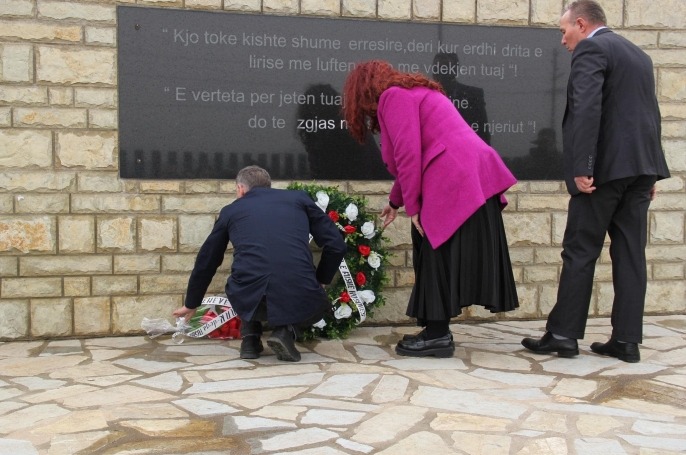 Sh&euml;nohet p&euml;rvjetori i masakr&euml;s s&euml; 168 qytetar&euml;ve t&euml; Komun&euml;s s&euml; Fush&euml; Kosov&euml;s