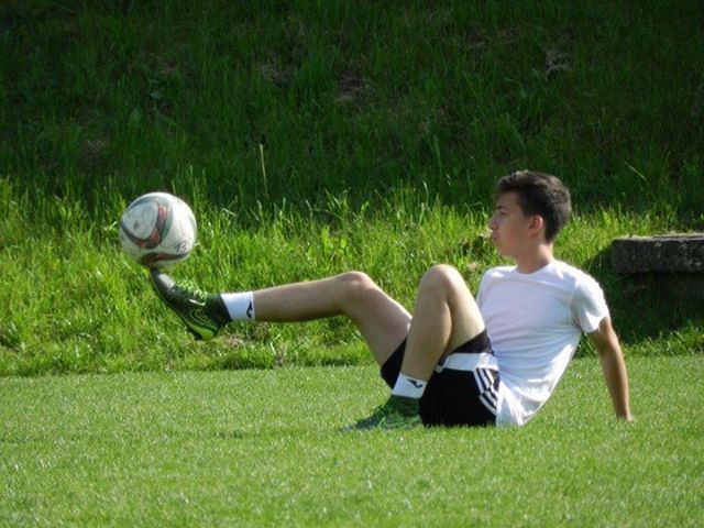 16-vje&ccedil;ari nga Vitia po mahnit&euml; me talentin e tij n&euml; futboll [Video]
