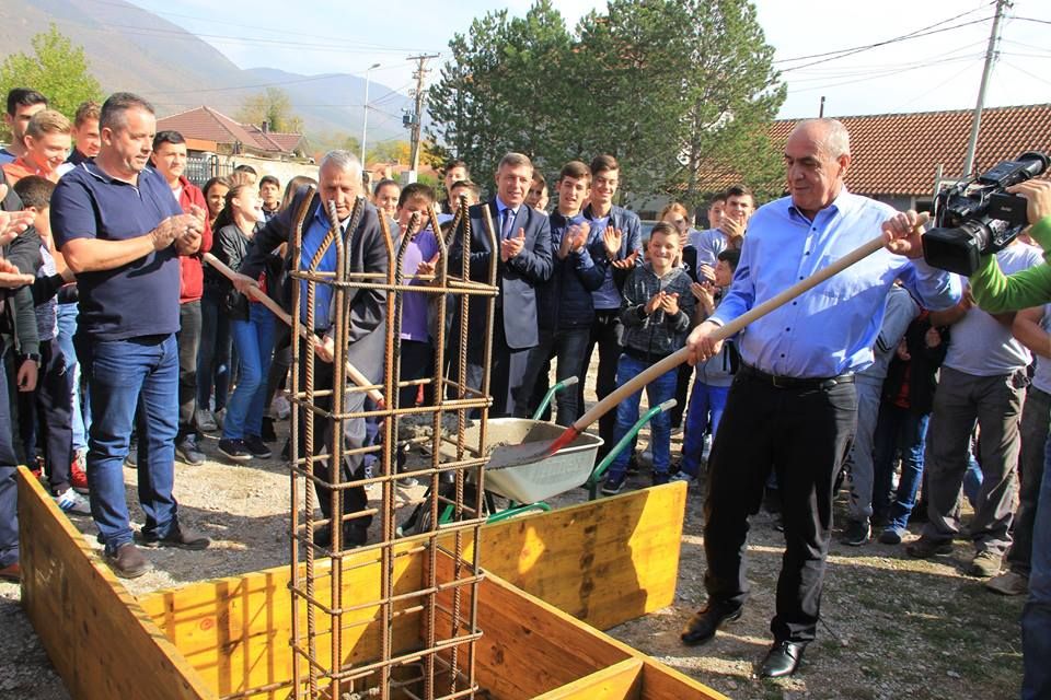 Vihet gur&euml;themeli i sall&euml;s s&euml; Edukat&euml;s Fizike n&euml; Vrell&euml;