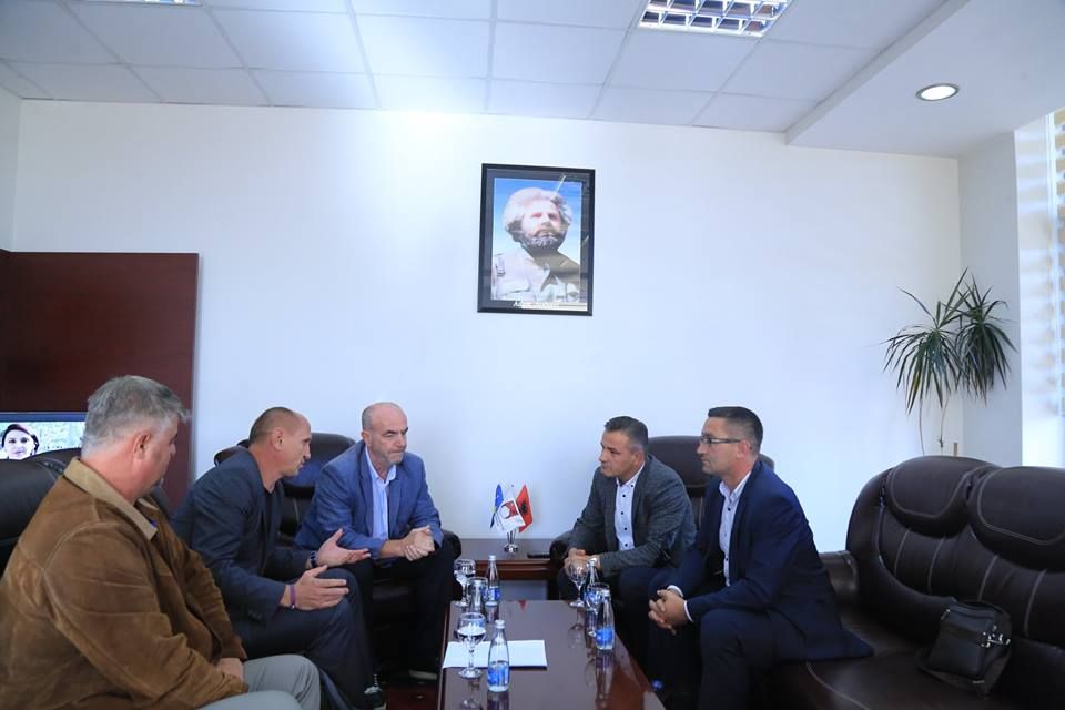 Shqyrtohet mund&euml;sia e nd&euml;rtimit t&euml; pishin&euml;s gjysm&euml; olimpike n&euml; Skenderaj 